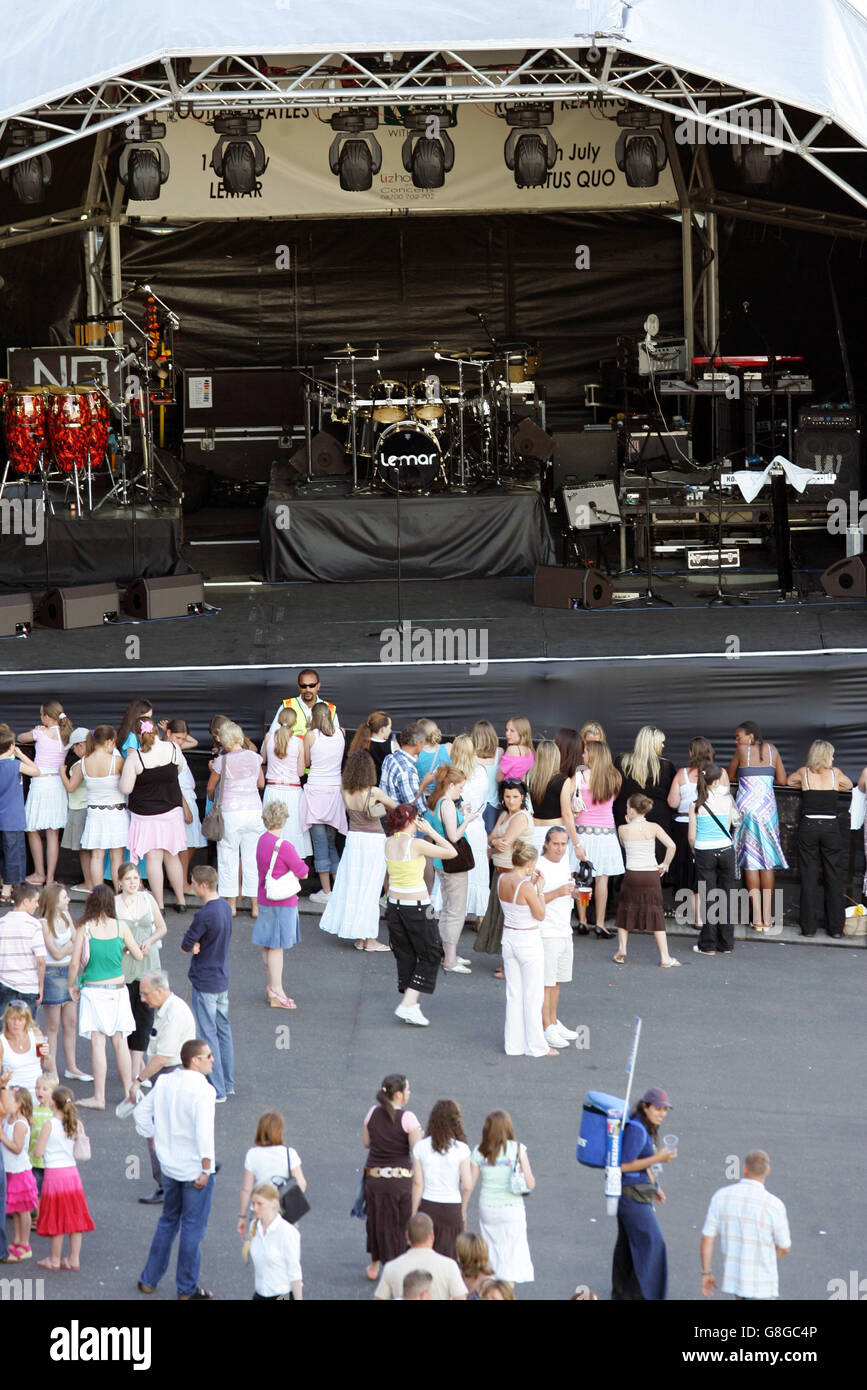 Corse ippiche - Epsom Live - Ippodromo di Epsom Downs. Il palco è pronto per l'esibizione di Lemar Foto Stock