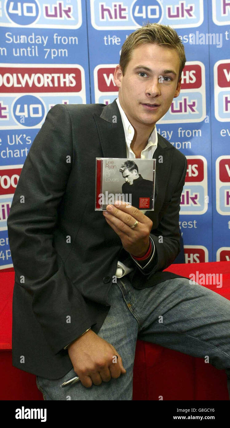 Il cantante Lee Ryan durante una sessione di fotocellula e firma per promuovere il suo singolo di debutto solista 'Army of Lovers'. Foto Stock