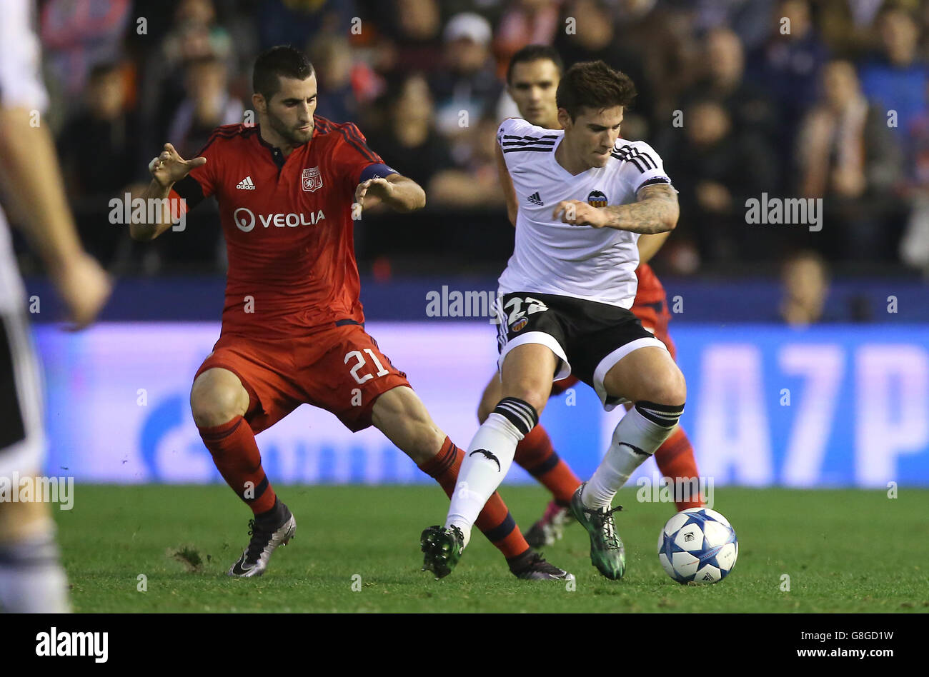 Valencia CF / Olympique Lyonnais - UEFA Champions League - Gruppo H - Stadio Mestalla. Maxime Gonalons di Olympique Lyonnais (a sinistra) e Mina Lorenzo di Valencia in azione Foto Stock