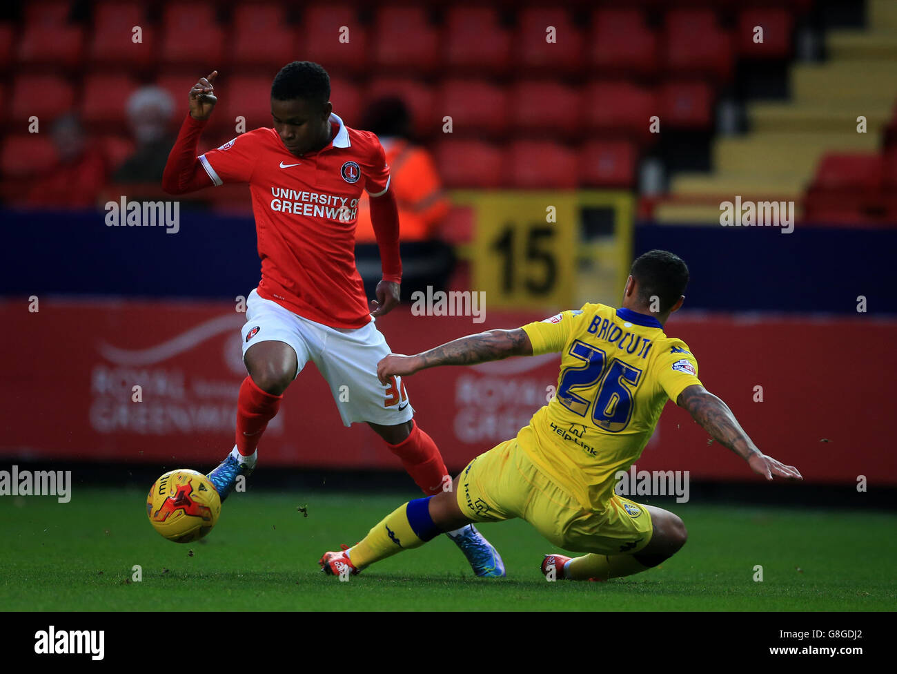 Charlton Athletic / Leeds United - Sky Bet Championship - The Valley. Ademola Lookman di Charlton Athletic salta oltre l'affrontare dal Liam Bridcutt di Leeds United Foto Stock