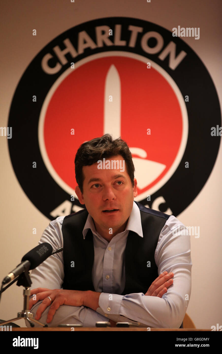 Karel Fraeye, responsabile atletico di Charlton, parla ai media dopo 0.0 pareggio contro Leeds United Foto Stock