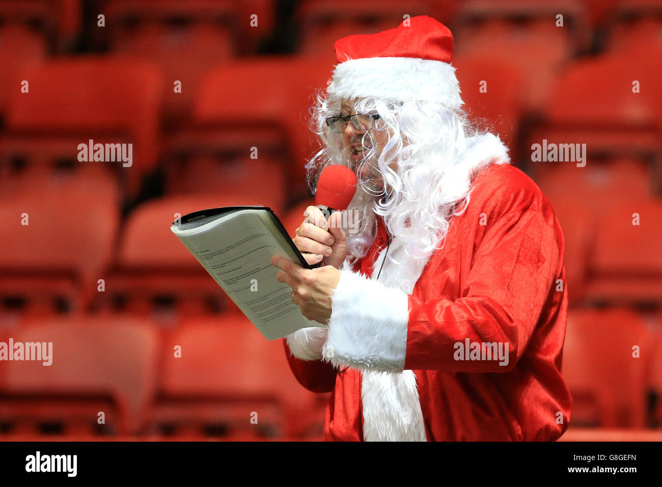 Charlton Athletic / Bolton Wanderers - Sky Bet Championship - The Valley. Dave l'annunciatore parla alla folla vestita come Babbo Natale Foto Stock