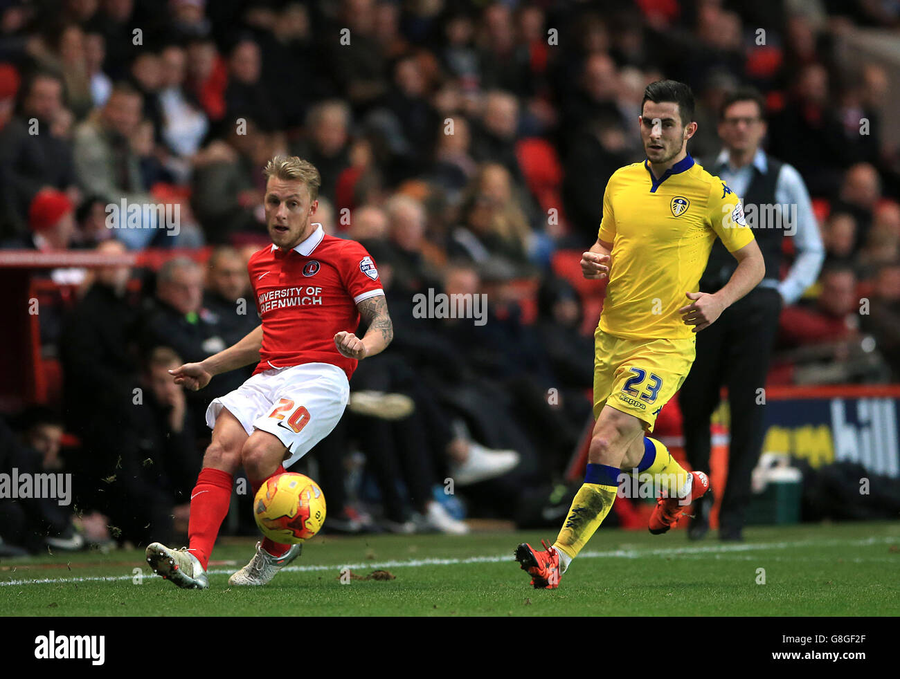 Charlton Athletic / Leeds United - Sky Bet Championship - The Valley. Chris Solly di Charlton Athletic e Lewis Cook (a destra) del Leeds United in azione Foto Stock