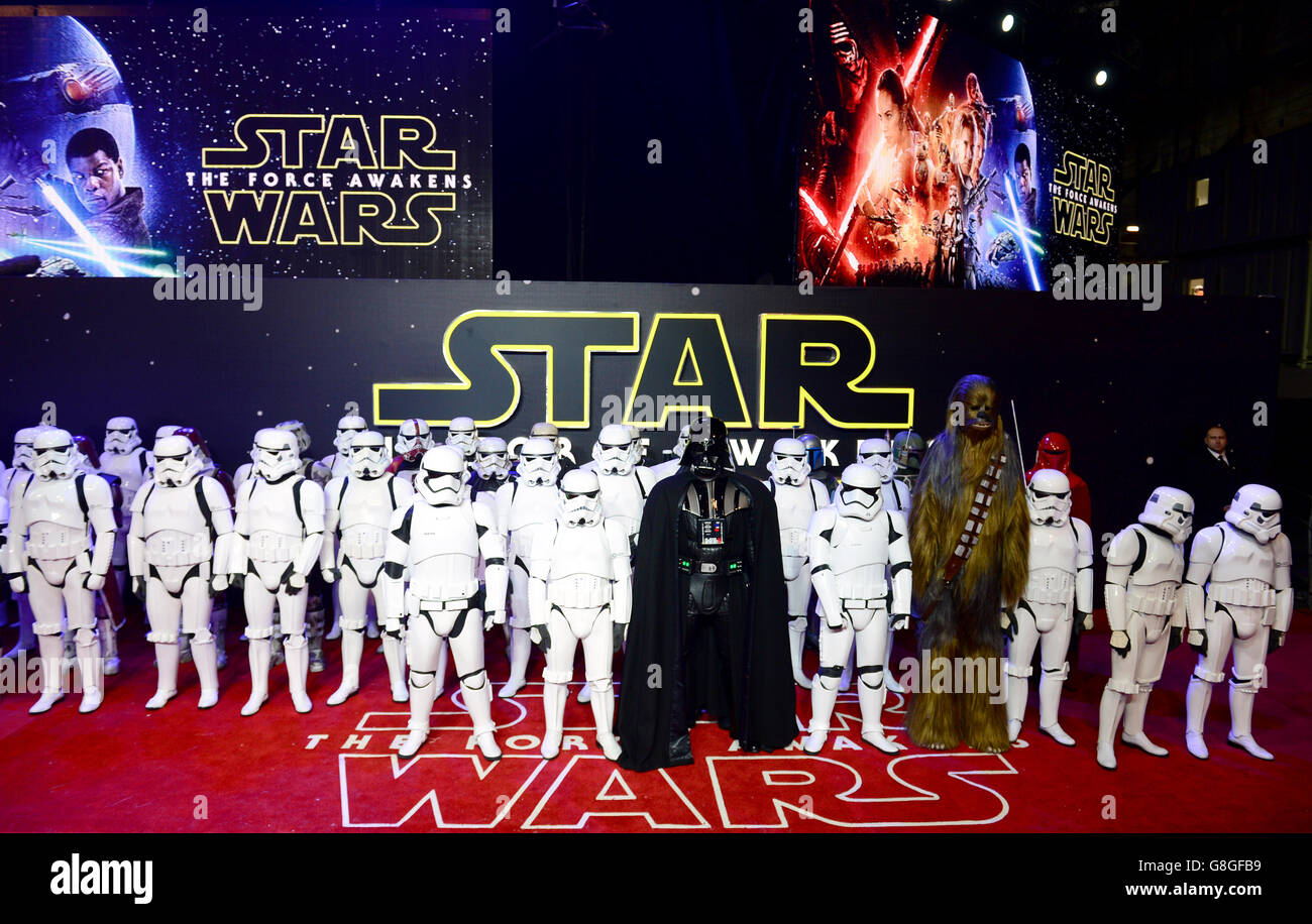 Attori in vari costumi di carattere in arrivo alle Guerre Stellari: La prima europea di Force Awakens tenuto a Leicester Square, Londra. PREMERE ASSOCIAZIONE foto. Guarda lo SHOWBIZ della storia di PA StarWars. Data foto: Mercoledì 16 dicembre 2015. Il credito fotografico dovrebbe leggere: Anthony Devlin/PA Wire Foto Stock