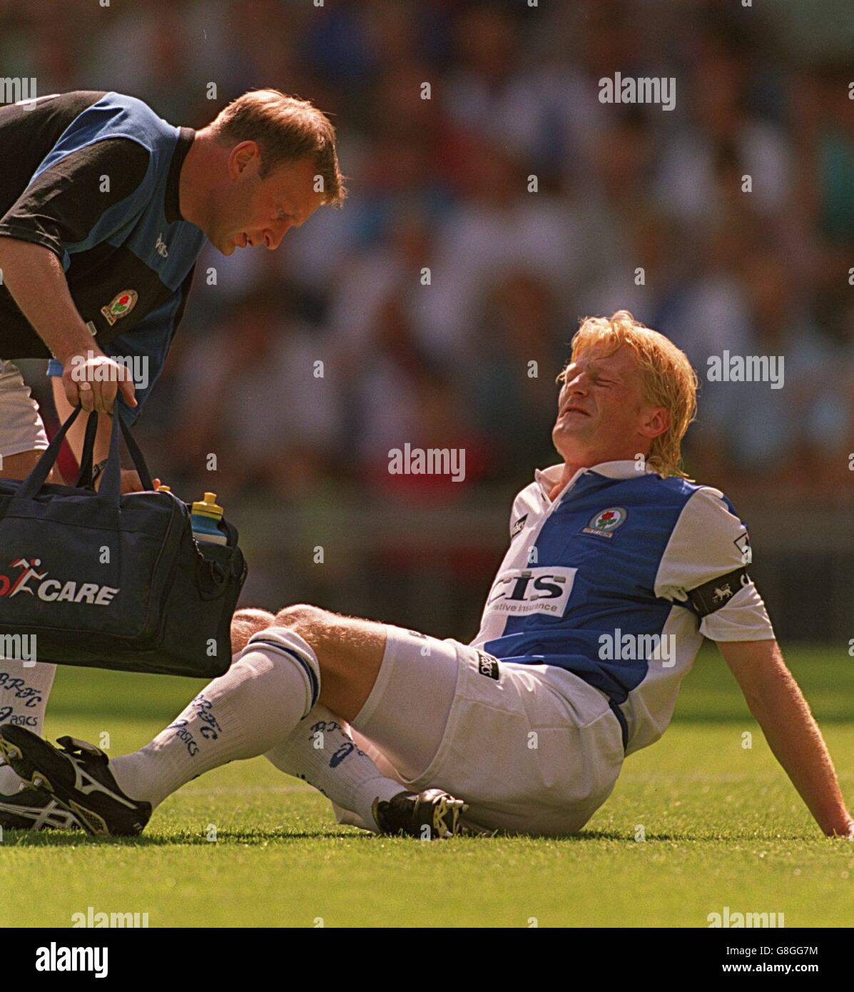 Calcio - fa Carling Premiership - Blackburn Rovers / Derby County. Colin Hendry di Blackburn Rovers riceve il trattamento per una lesione Foto Stock