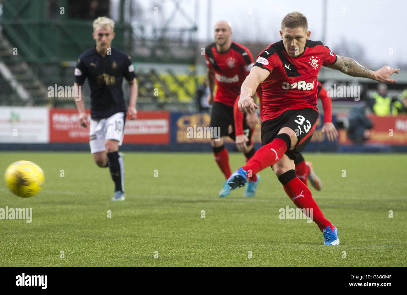 Falkirk / Rangers - Campionato Scozzese - Stadio Falkirk. La penalità del Martyn Waghorn di Rangers viene salvata da Falkirk's Danny Rogers durante la partita del campionato scozzese al Falkirk Stadium, Falkirk. Foto Stock