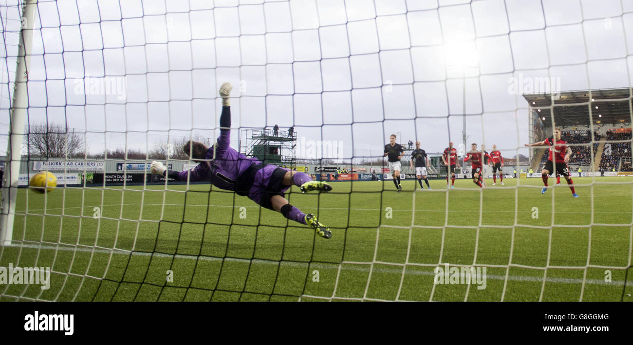 La penalità del Martyn Waghorn di Rangers viene salvata da Dalkirk's Danny Rogers durante la partita del Campionato Scozzese al Falkirk Stadium di Falkirk. Foto Stock