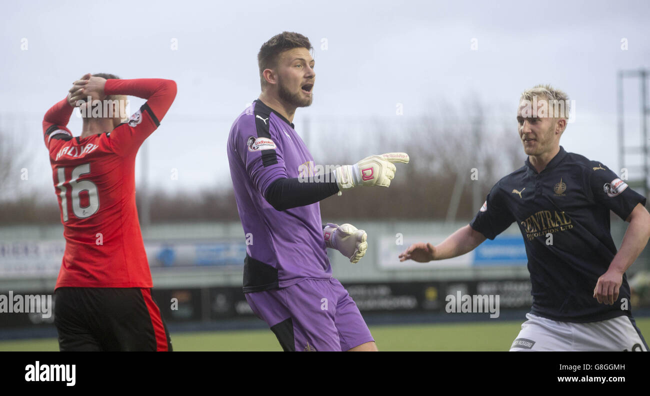 Falkirk's Craig Sibbald (a destra) e Danny Rogers (al centro) celebrano una penalità di risparmio durante la partita di campionato scozzese al Falkirk Stadium di Falkirk. Foto Stock