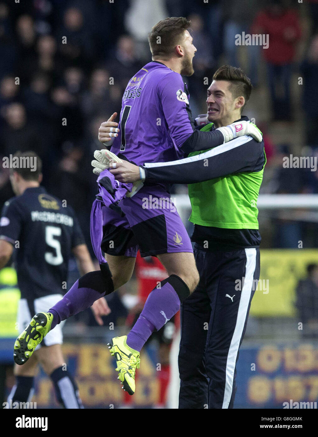 Falkirk's Danny Rogers (a sinistra) festeggia alla fine della partita di campionato scozzese al Falkirk Stadium di Falkirk. Foto Stock