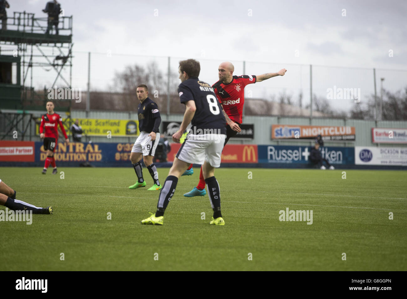 Legge di Nicky dei Rangers durante la partita di campionato scozzese allo stadio Falkirk di Falkirk. Foto Stock