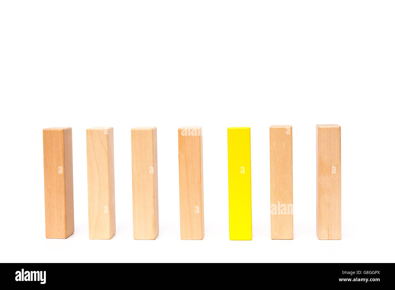 Una linea di giocattoli in legno blocchi su sfondo bianco Foto Stock