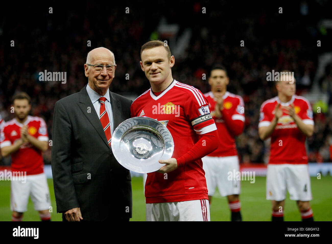 Wayne Rooney di Manchester United viene presentato con un trofeo alla sua 500a apparizione, con Sir Bobby Charlton Foto Stock