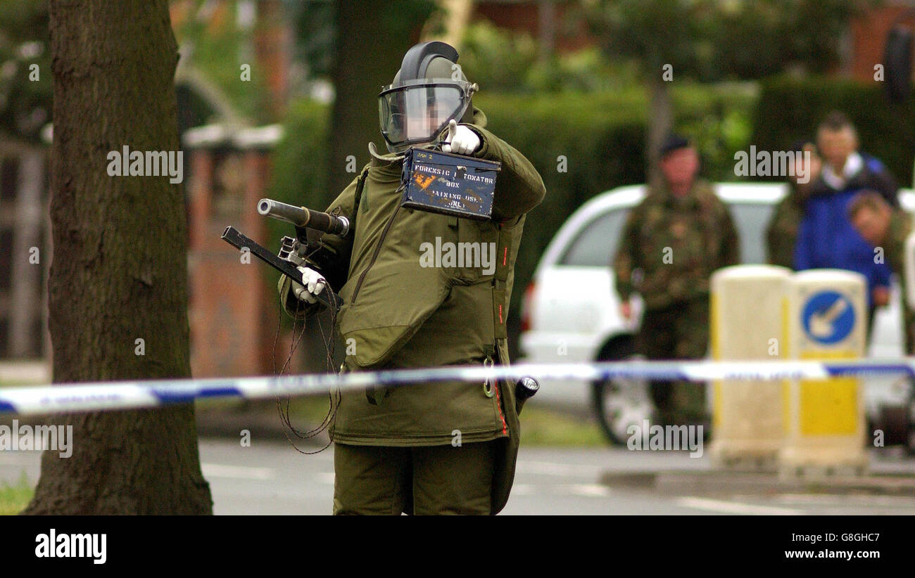 Un esperto di smaltimento delle bombe del Royal Logistic Corps a Heybarnes Road, dove i detective che indagano sugli attentati dinamitardi falliti a Londra il 21 luglio hanno fatto un arresto ai sensi del Terrorism Act del 2000. Tre uomini sono stati arrestati in un altro discorso nella città. Foto Stock