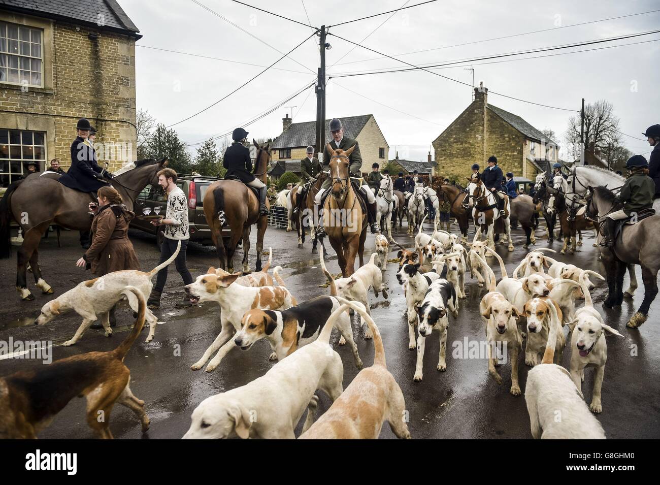 I Hounds si staccano mentre i cavalieri si danno la caccia al villaggio Wiltshire di Great Somerford, dove si sta incontrando la tradizionale caccia della vigilia di Natale di Beaufort. Foto Stock