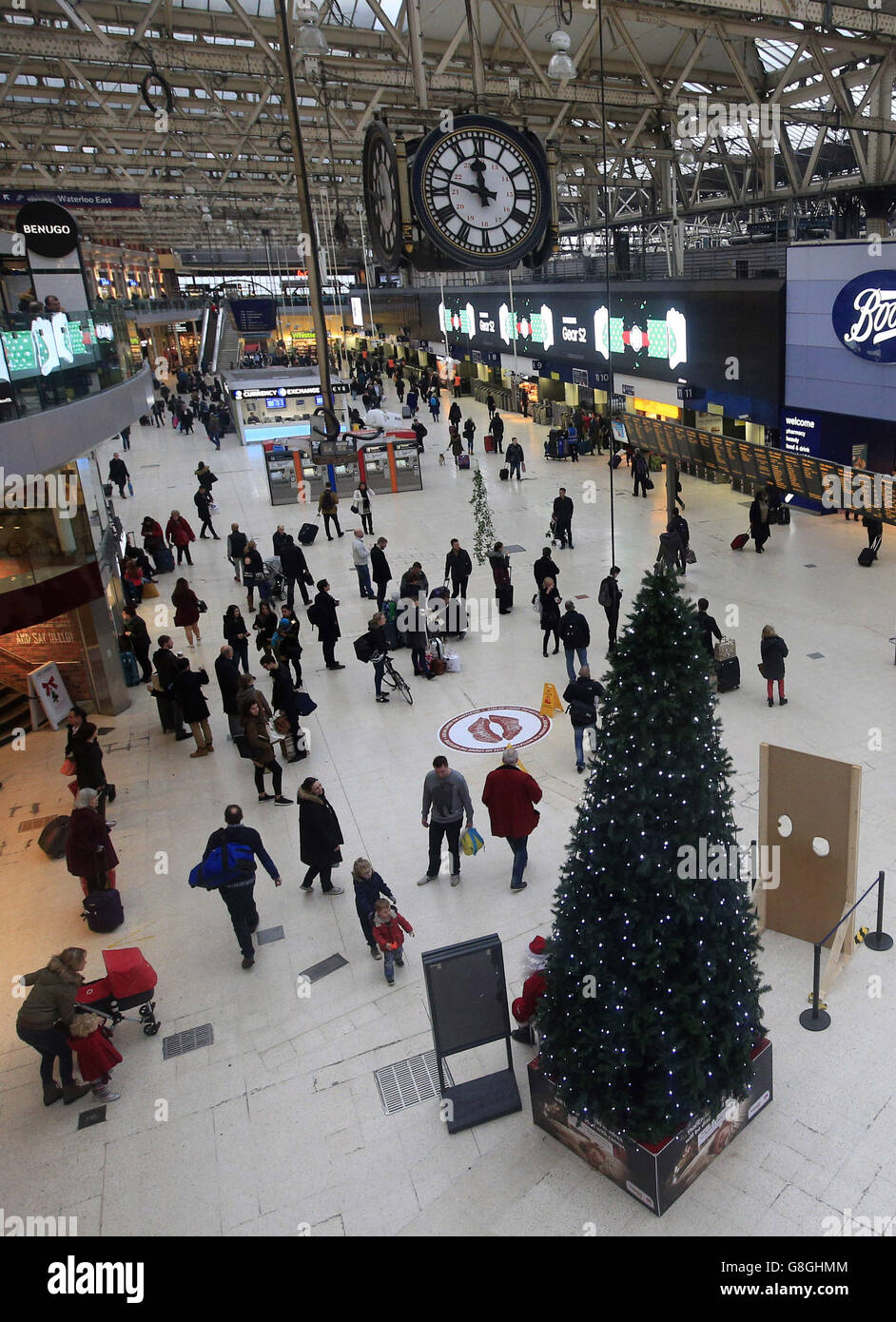 I passeggeri camminano lungo l'atrio alla stazione di Waterloo a Londra, mentre le trattini dell'ultimo minuto per i cari che si aspettano di rendere oggi il giorno di Natale più affollato sulle strade, con più di quattro milioni di viaggi festosi, il RAC ha previsto. Foto Stock