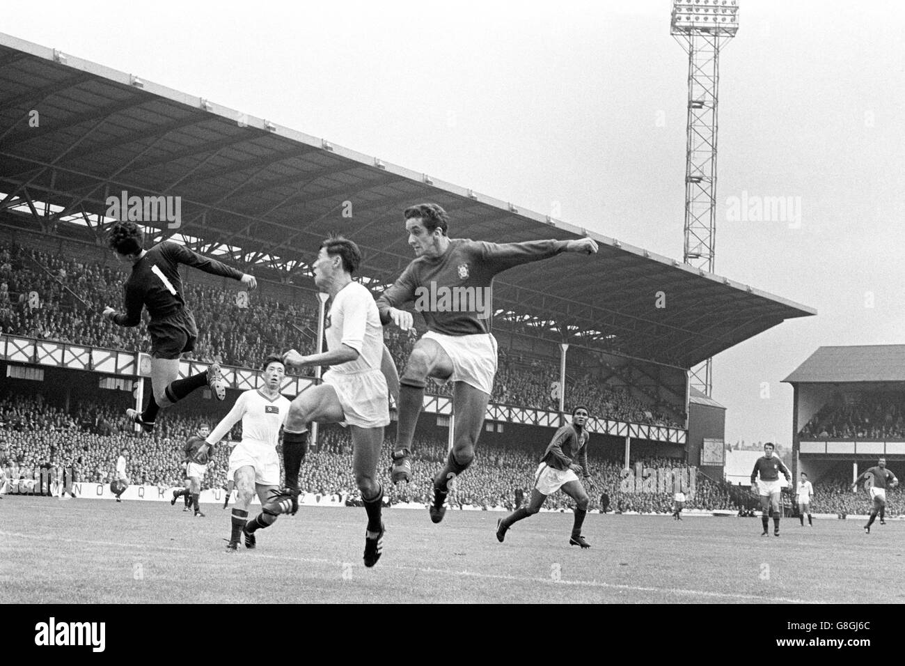 Il portiere della Corea del Nord li Chan Myung (l) si dirige verso la palla, mentre il portoghese Jose Torres (quarto l) entra nel post. Guardando sopra è Eusebio del Portogallo (quinto l) Foto Stock