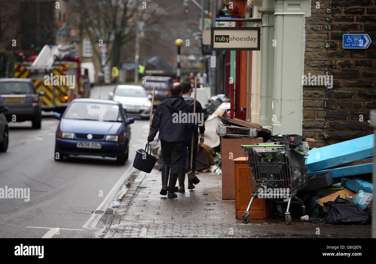 Il clear up continua a Hebden Bridge, nello Yorkshire occidentale, mentre le città e le città paludose continuano a lottare contro le inondazioni natalizie. Foto Stock