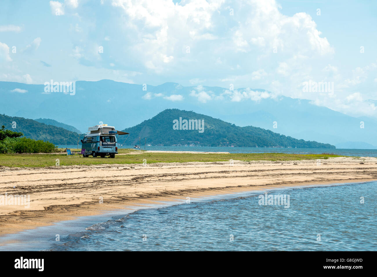 Rio De Janeiro, 15 Febbraio 2016 - campeggio turistico minivan in attesa per i turisti a Paraty, stato di Rio de Janeiro, Brasile Foto Stock