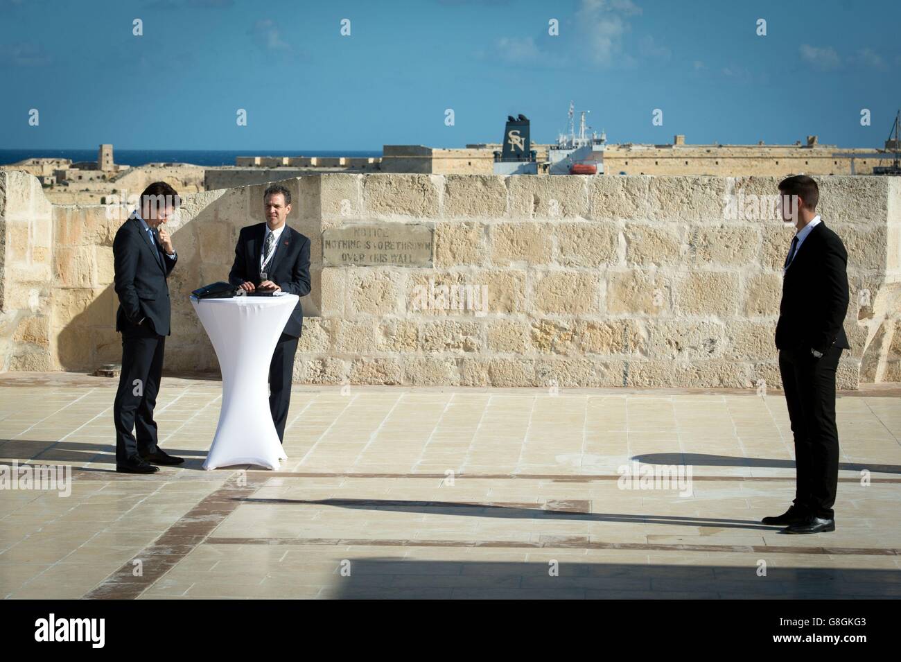 Il primo ministro canadese Justin Trudeau (sinistra) parla con un aiuto a Fort Angelo in Valletta, prima di una sessione di lavoro con altri leader del Commonwealth durante l'incontro dei Capi di Governo del Commonwealth a Malta. Foto Stock