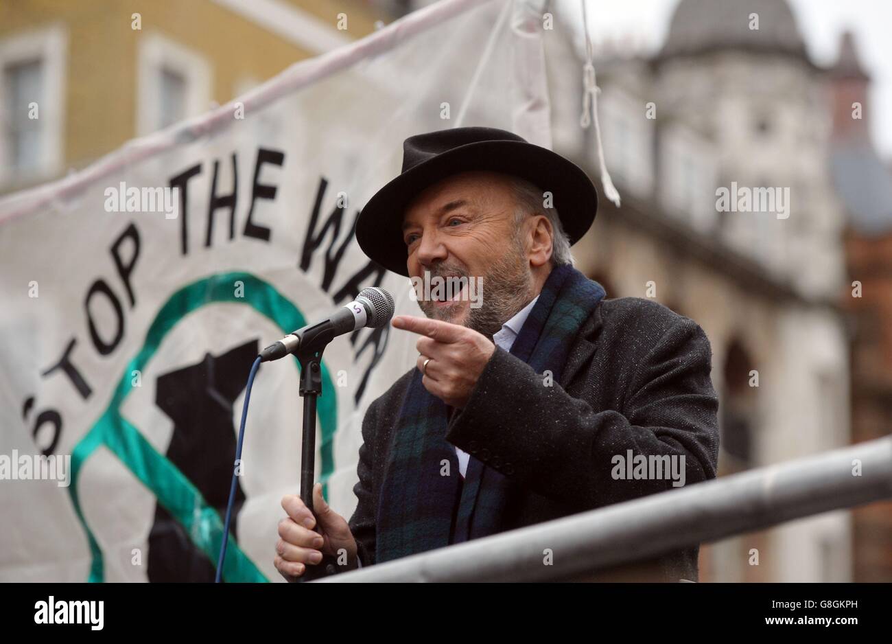 Il deputato George Galloway parla ai manifestanti di Whitehall a Londra durante una dimostrazione organizzata dalla Stop the War Coalition contro il bombardamento proposto dello Stato islamico in Siria. Foto Stock