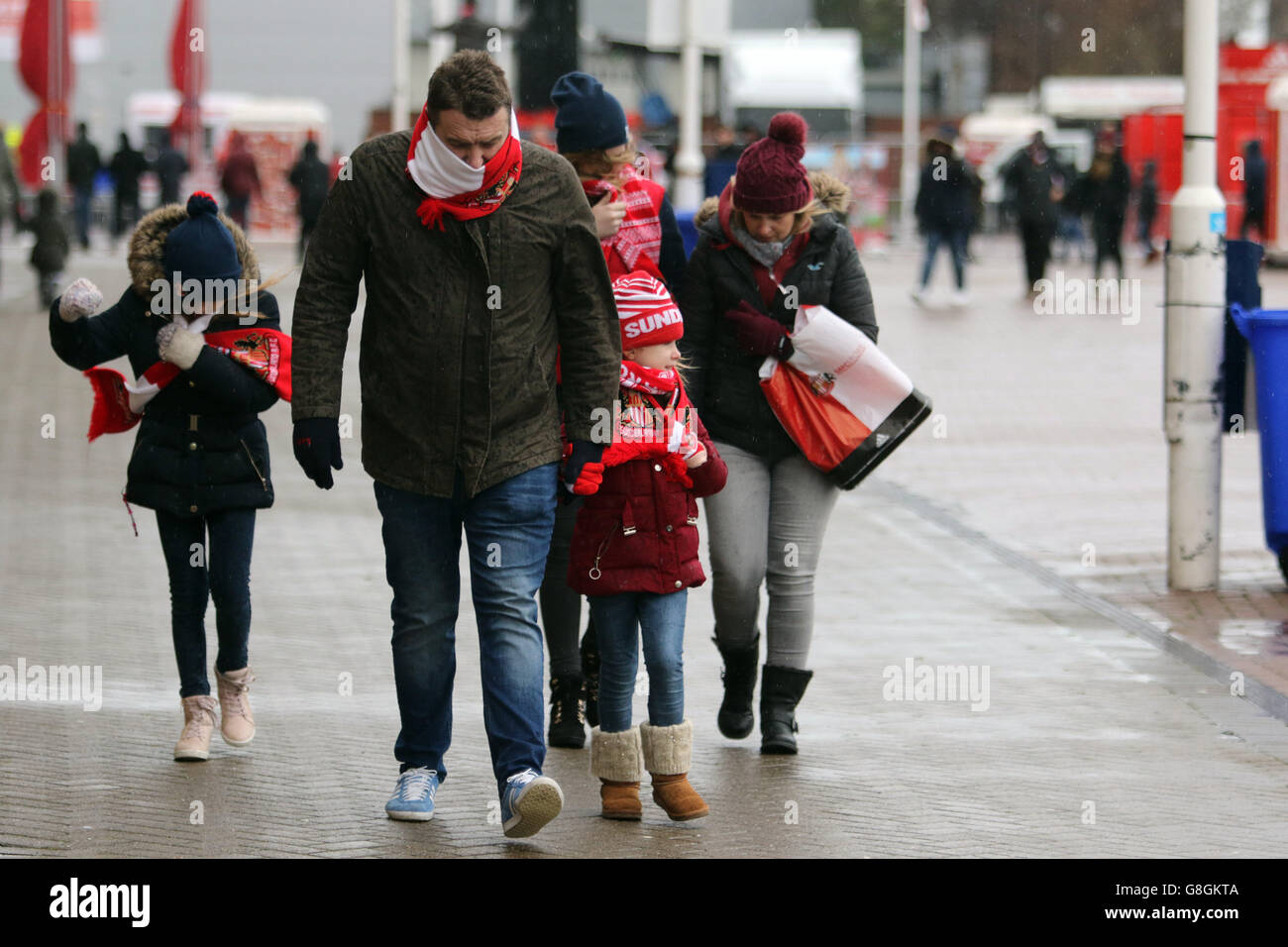 Sunderland / Stoke City - Barclays Premier League - Stadio della luce. I fan di Sunderland sfidano il tempo quando arrivano allo stadio prima della partita della Barclays Premier League allo Stadium of Light di Sunderland. Foto Stock