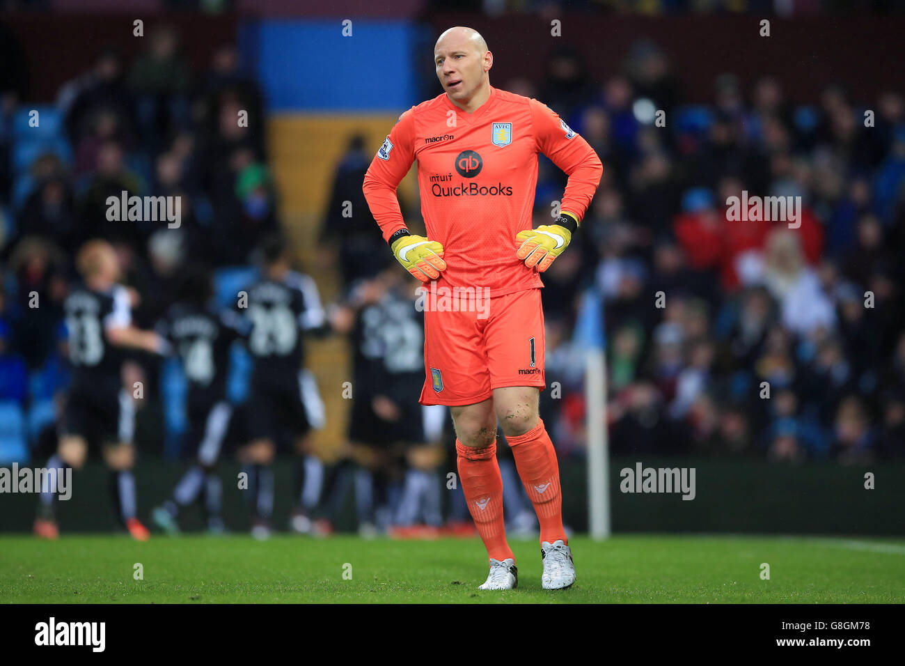 Il portiere Aston Villa Brad Guzan si è sviato dopo che Odion Ighalo di Watford (non illustrato) ha ottenuto il primo goal della partita durante la partita della Barclays Premier League a Villa Park, Birmingham. Foto Stock