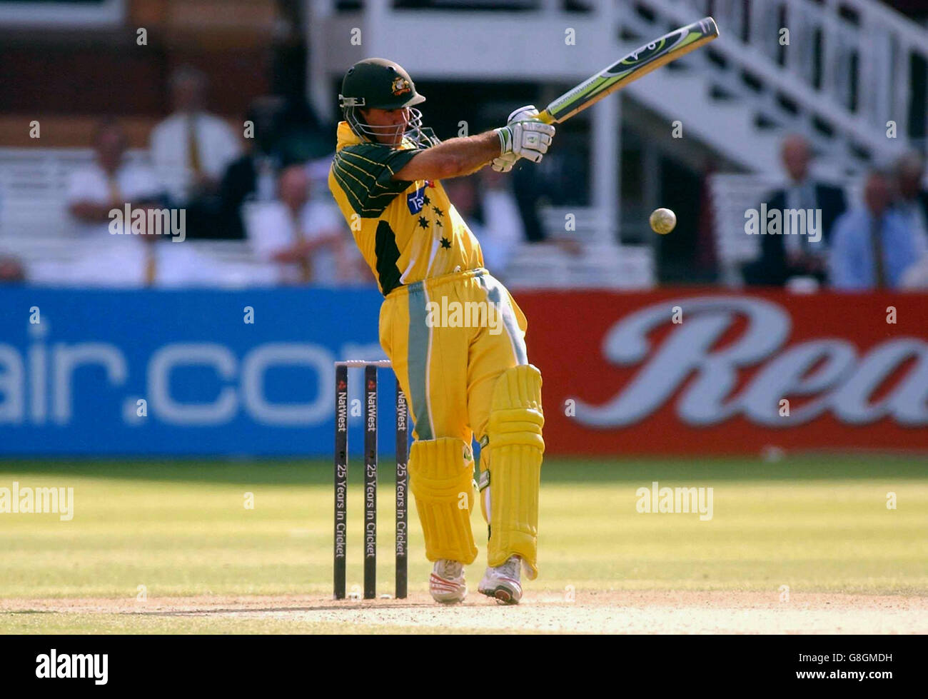 Cricket - NatWest Challenge ODI - Inghilterra / Australia - Lords. Il capitano australiano Ricky Ponting ha un'uscita al confine durante i suoi inning del 111. Foto Stock