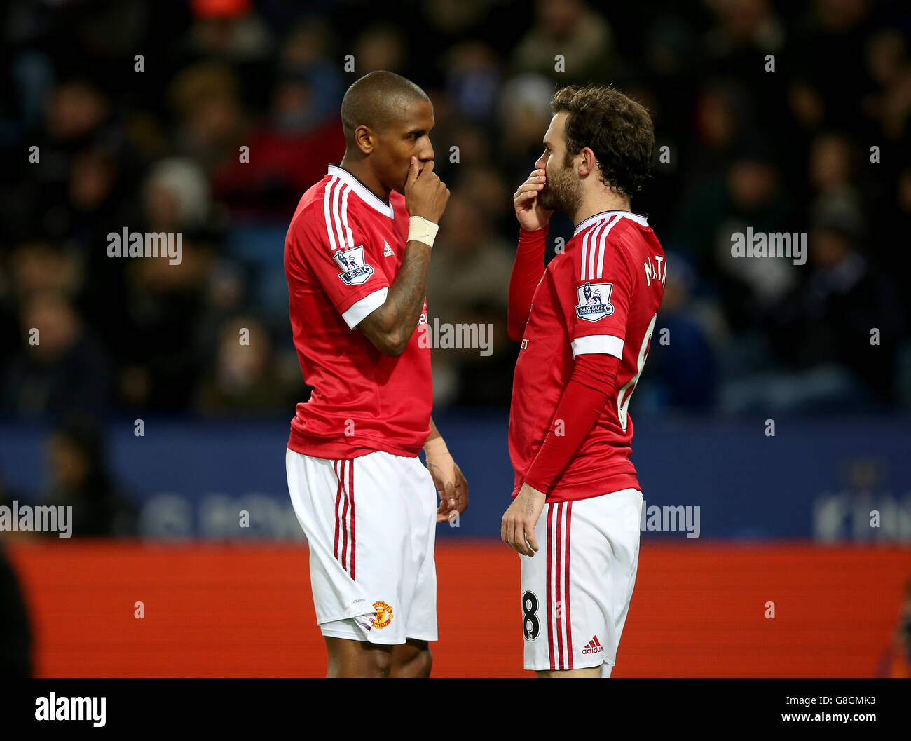 Leicester City / Manchester United - Barclays Premier League - King Power Stadium. Ashley Young del Manchester United e Juan Mata del Manchester United parlano tra loro dietro le loro mani Foto Stock