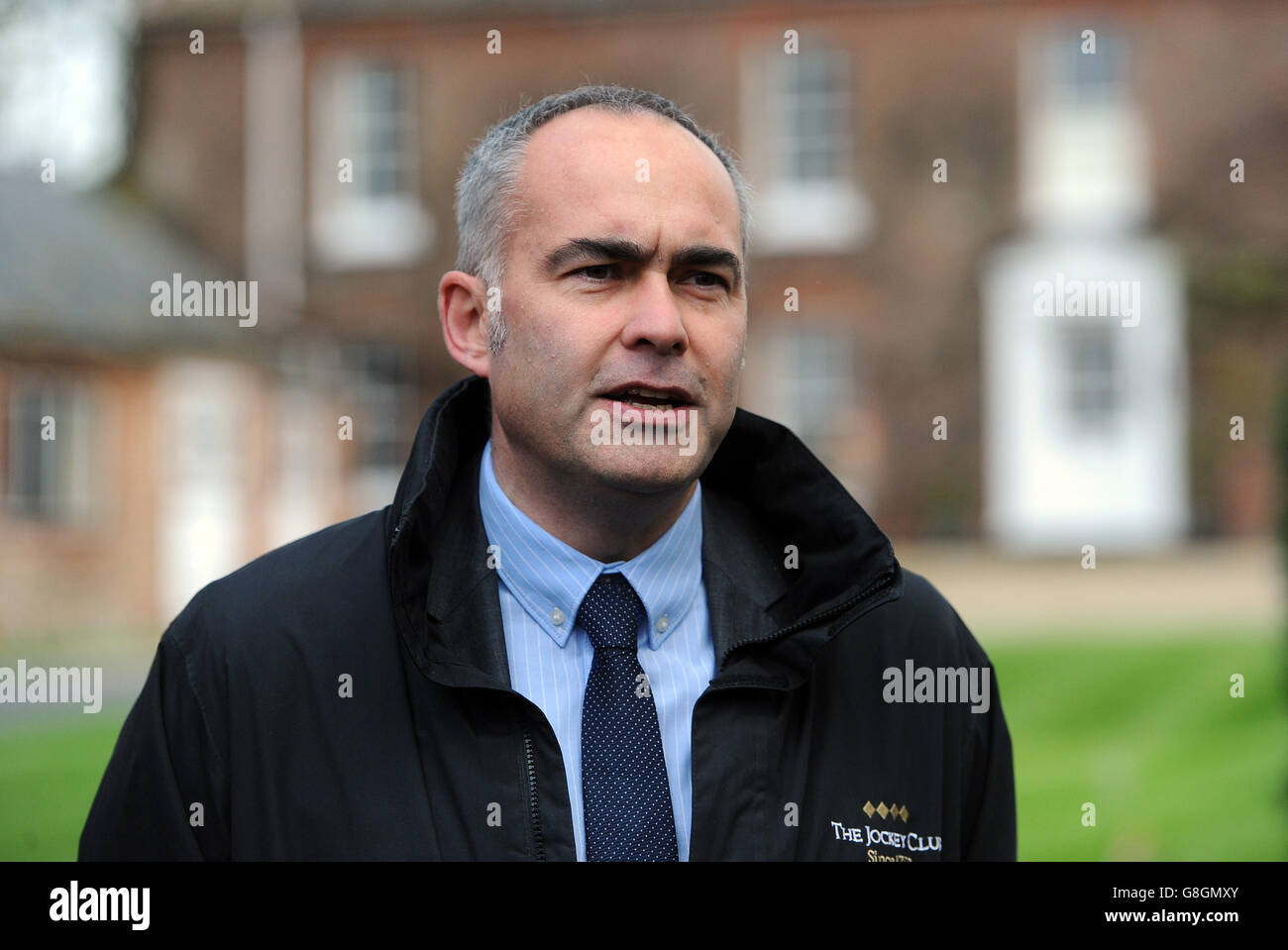 Direttore generale dell'ippodromo di Aintree John Baker parla ai membri dei media durante una giornata di media alle scuderie di Oliver Sherwood a Lamburn. Foto Stock