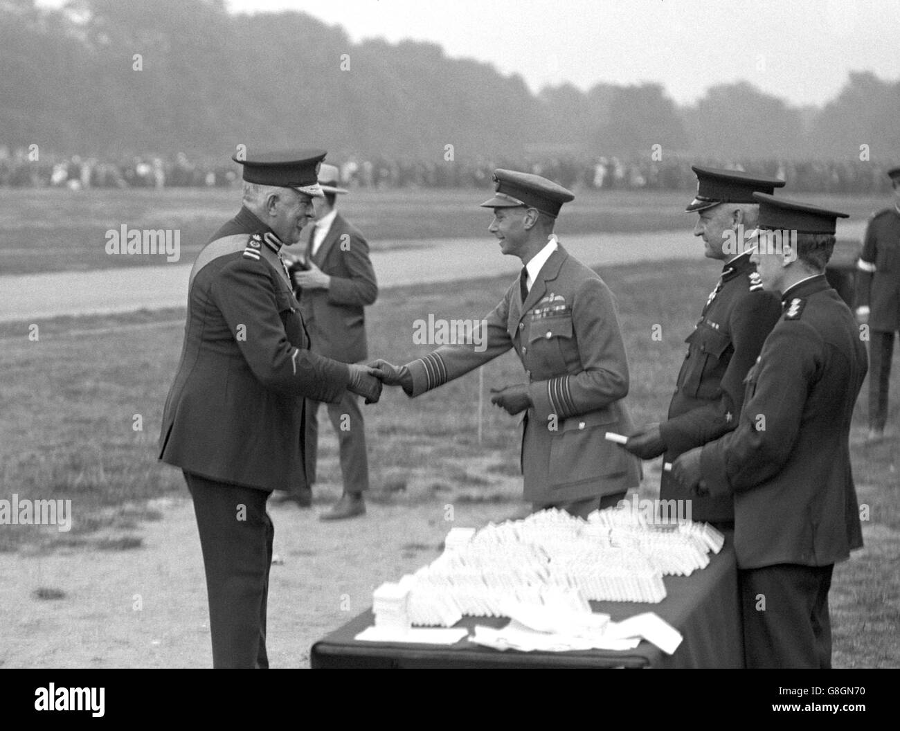 Sir Edward Ward, Comandante capo, riceve la sua medaglia di lungo servizio dal Duca di York. Cinquemila ufficiali del Constabulary Speciale Metropolitano hanno ricevuto le medaglie ad Hyde Park. Foto Stock