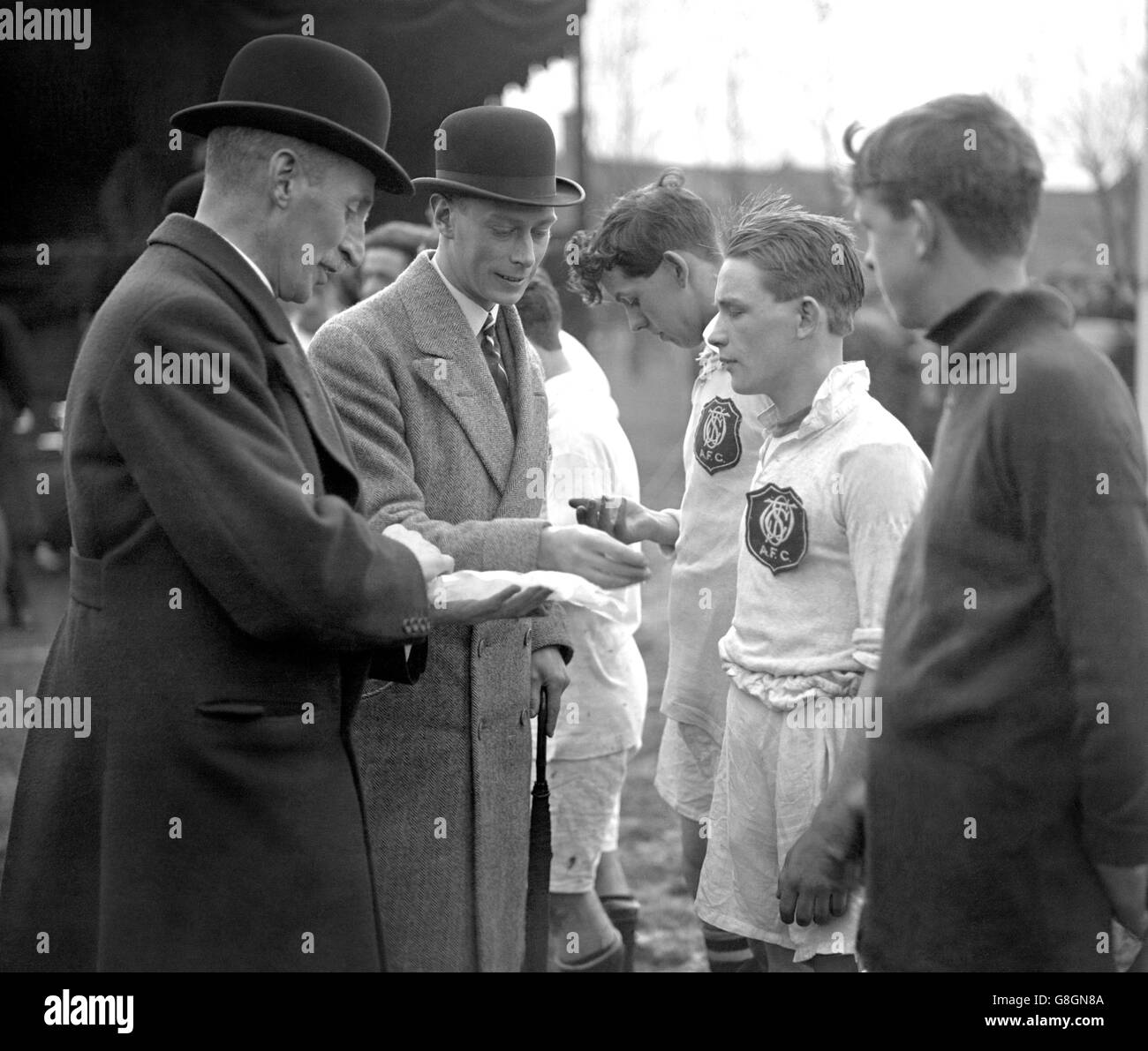 Il duca di York presenta i medaglioni della Commemorazione alla squadra di calcio di un ragazzo gallese. Foto Stock
