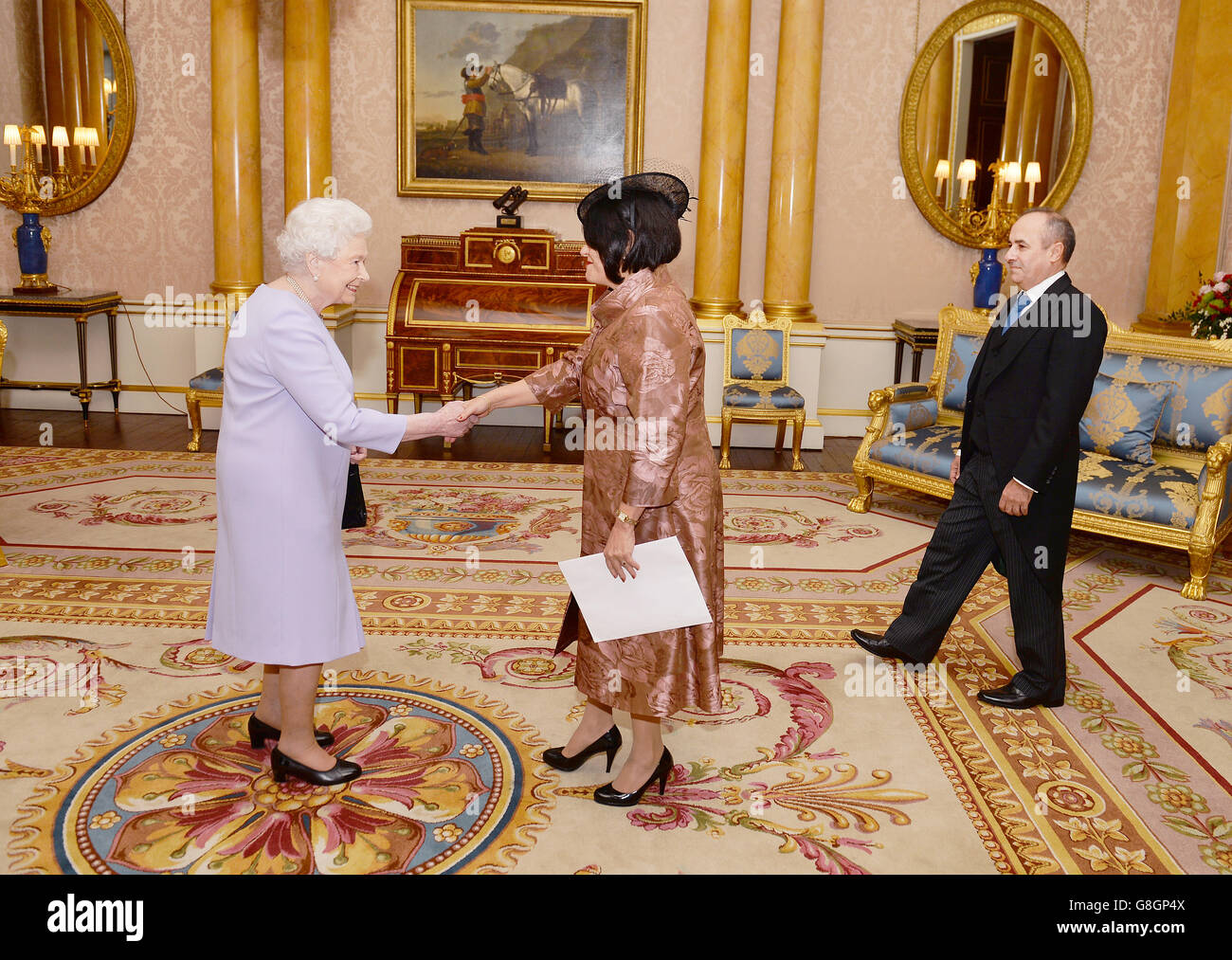 Sua Eccellenza Sig.ra Teresita de Jesus vincente Sotolongo Ambasciatrice di Cuba (centro), accompagnata dal Sig. Antonio Rogelio Rodriguez Valcarcel, che presenta le sue credenziali alla Regina Elisabetta II a Buckingham Palace a Londra. Foto Stock