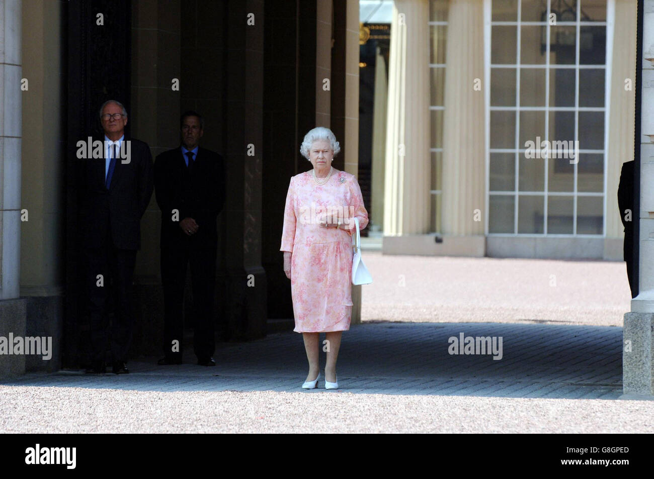 La Regina Elisabetta II della Gran Bretagna si trova in silenzio nel piazzale di Buckingham Palace a Londra, durante un silenzio di due minuti in tutto il Regno Unito in memoria delle vittime degli attacchi terroristici della scorsa settimana alla capitale che hanno causato 52 vittime. Foto Stock