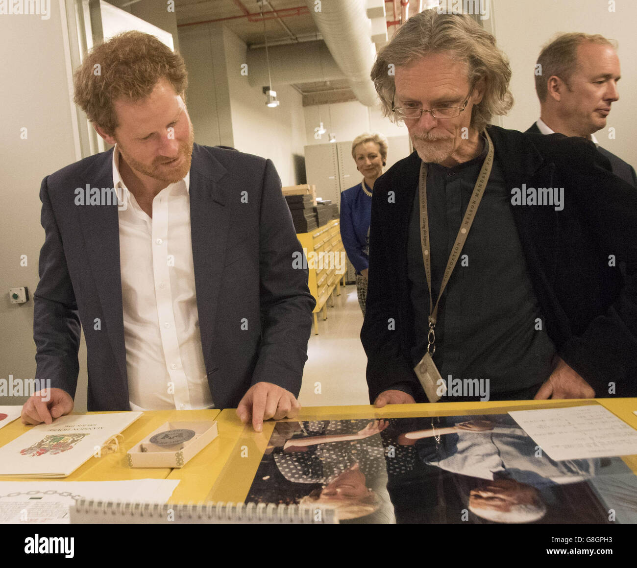 Il principe Harry visita gli archivi del Centro della memoria della Fondazione Nelson Mandela a Johannesburg l'ultimo giorno della sua visita in Sud Africa. Foto Stock