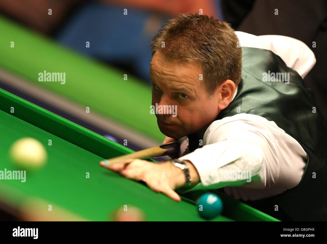 Joe Swail in azione contro Martin Gould durante il 9° giorno del Betway UK Snooker Championship 2015 allo York Barbican, York. Foto Stock