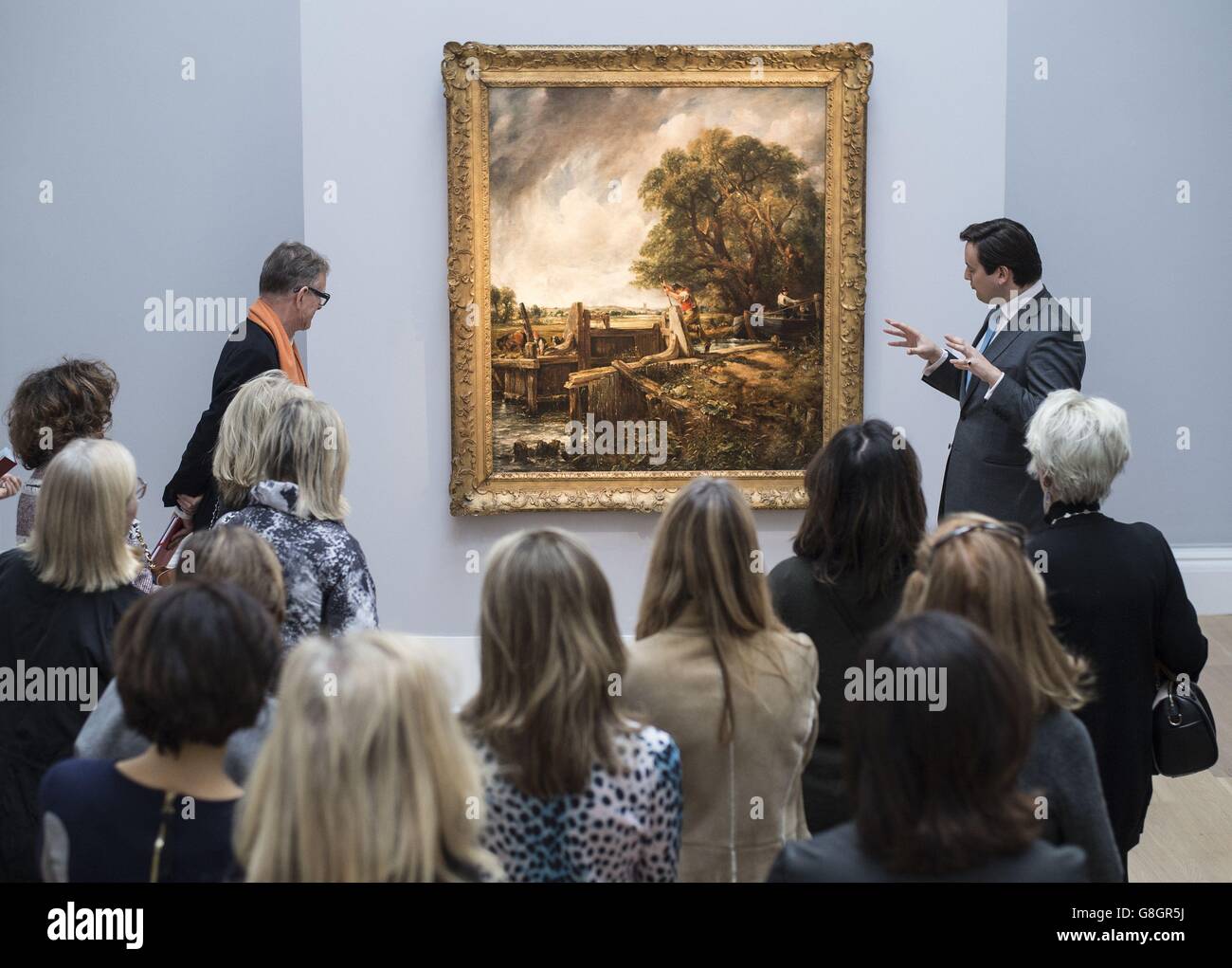 I visitatori possono vedere 'The Lock' di John Constable, stimato tra &Pound;8,000,000 e &Pound;12,000,000, durante un'anteprima stampa per le principali novità della prossima vendita di Old Master e dei dipinti britannici di Sotheby che si terrà il 9 dicembre a Londra. Foto Stock