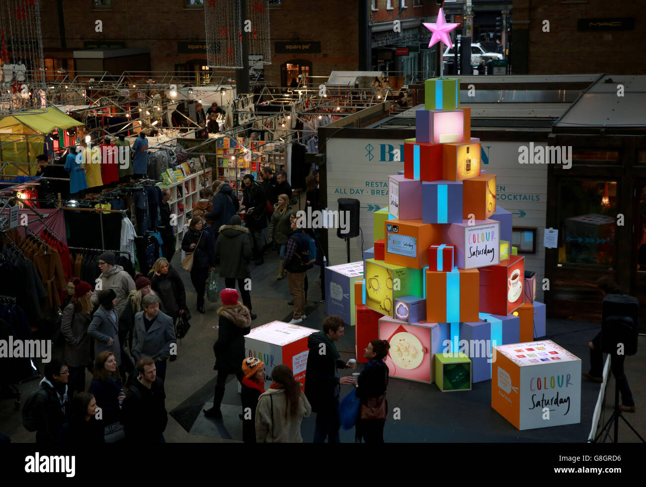 Color Saturday, che celebra i contributi delle piccole imprese alle comunità locali, al mercato di Spitalfields a Londra. Foto Stock