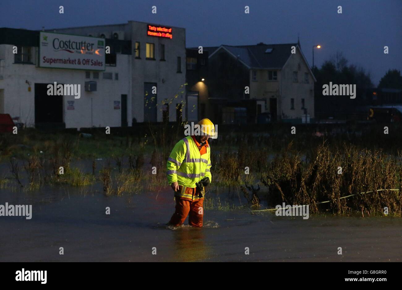 I membri del servizio antincendio fanno uscire l'acqua dai negozi nella zona di Ballybofey di Donegal. Foto Stock