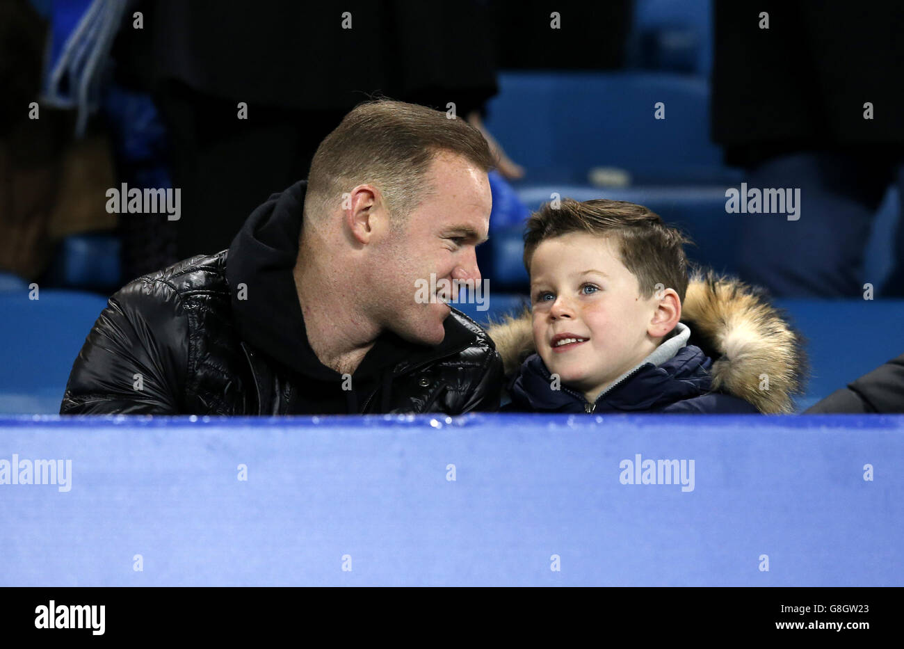 Wayne Rooney del Manchester United con suo figlio Kai durante la partita della Barclays Premier League al Goodison Park, Liverpool. Foto Stock