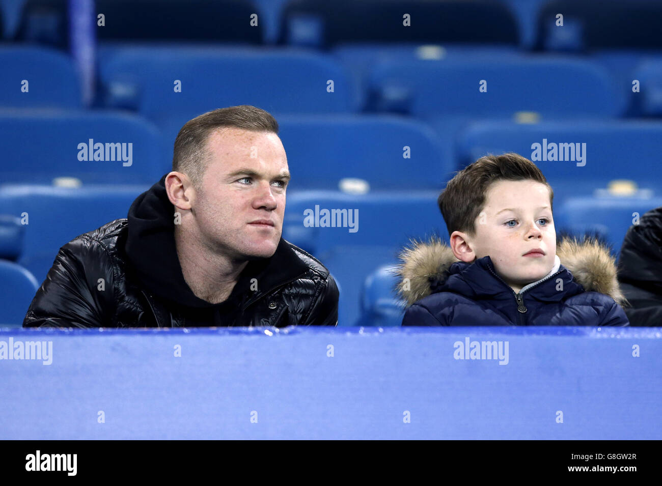 Wayne Rooney del Manchester United con suo figlio Kai durante la partita della Barclays Premier League al Goodison Park, Liverpool. Foto Stock