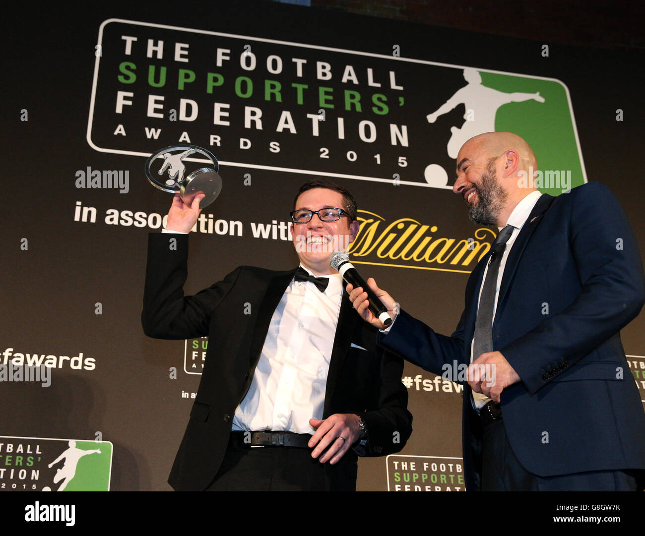 Chris Waters of Sunderland Athletic ha ricevuto il premio Supporter Leason Officer of the Year insieme all'ospite James Richardson (a destra) durante i Football Supporters Federation Awards 2015, in associazione con William Hill, al St Pancras Renaissance Hotel di Londra. PREMERE ASSOCIAZIONE foto. Data immagine: Lunedì 7 dicembre 2015. Il credito fotografico dovrebbe essere: Tim Goode/PA Wire. Foto Stock