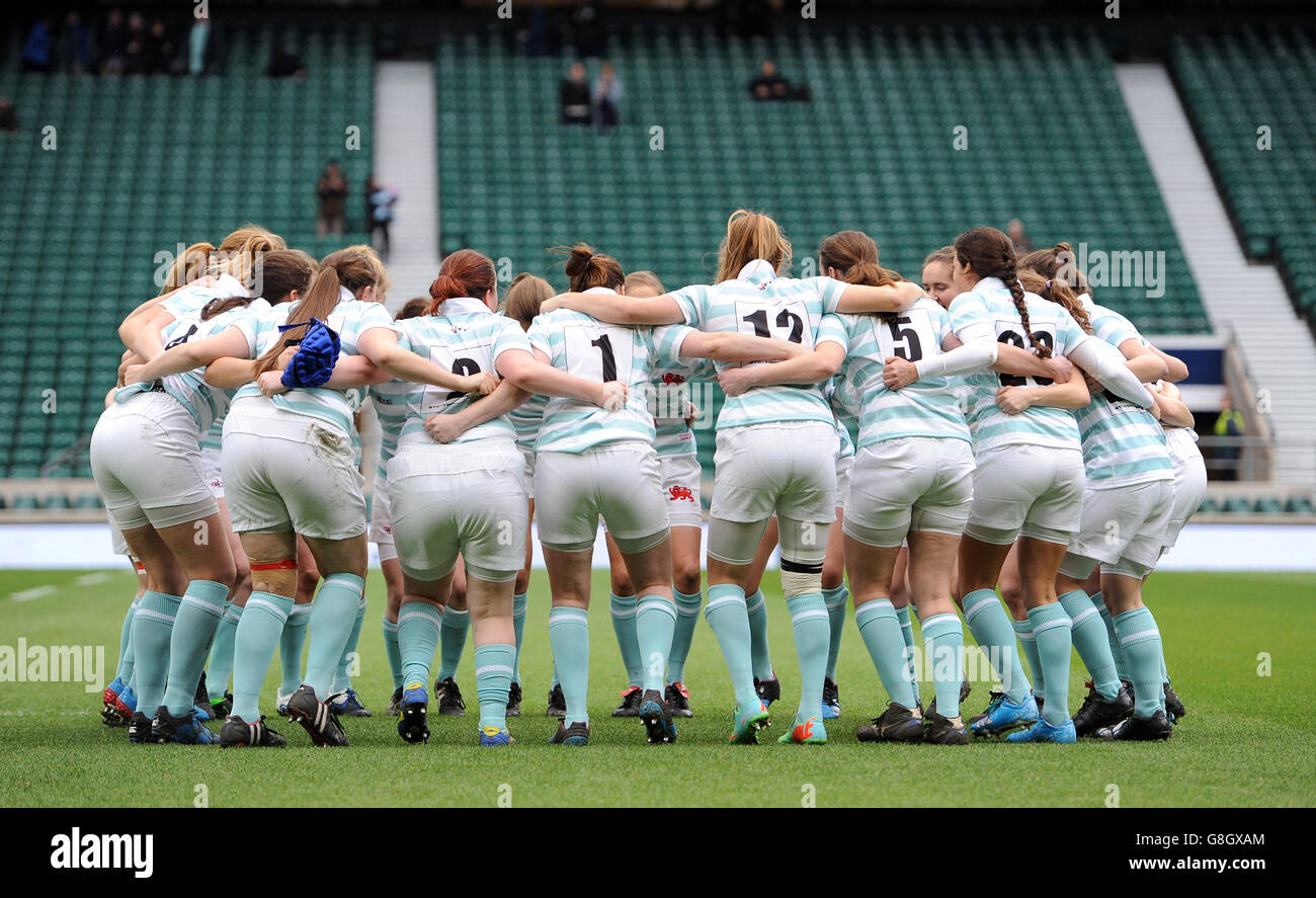 Cambridge University Women huddle insieme per un colloquio di squadra prima del Women's Varsity Match al Twickenham Stadium, Londra. Foto Stock