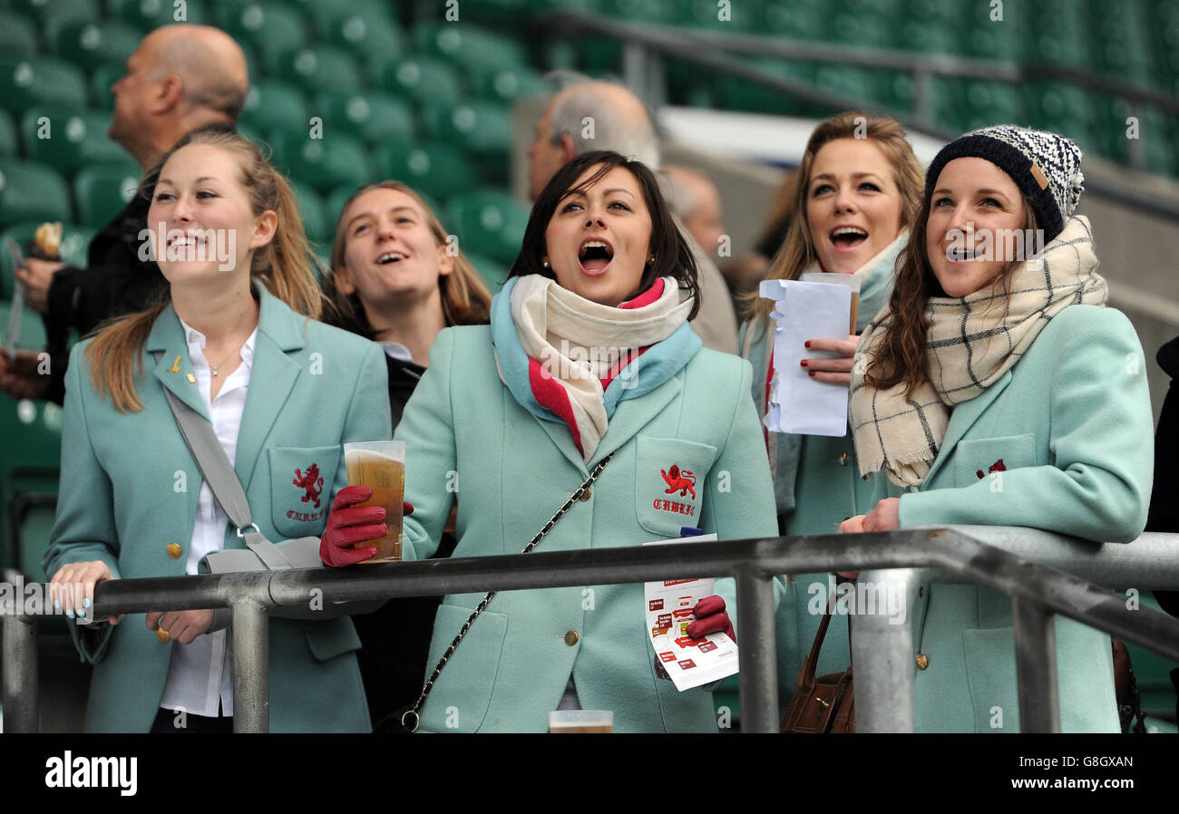 The Varsity Match - Oxford University Women / Cambridge University Women - Twickenham Stadium. I sostenitori della Cambridge University mostrano il loro sostegno negli stand davanti al Women's Varsity Match al Twickenham Stadium di Londra. Foto Stock