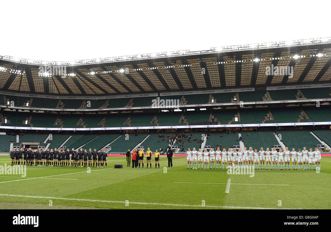 Cambridge University Women (a destra) e Oxford University Women si iscrivono al National Anthem Before the Women's Varsity Match al Twickenham Stadium di Londra. Foto Stock