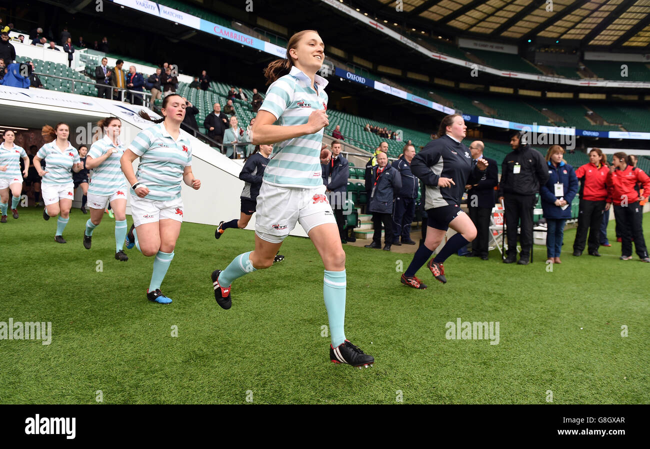 Cambridge University Women (a sinistra) e Oxford Universitry le donne scemano prima del Women's Varsity Match al Twickenham Stadium, Londra. Foto Stock