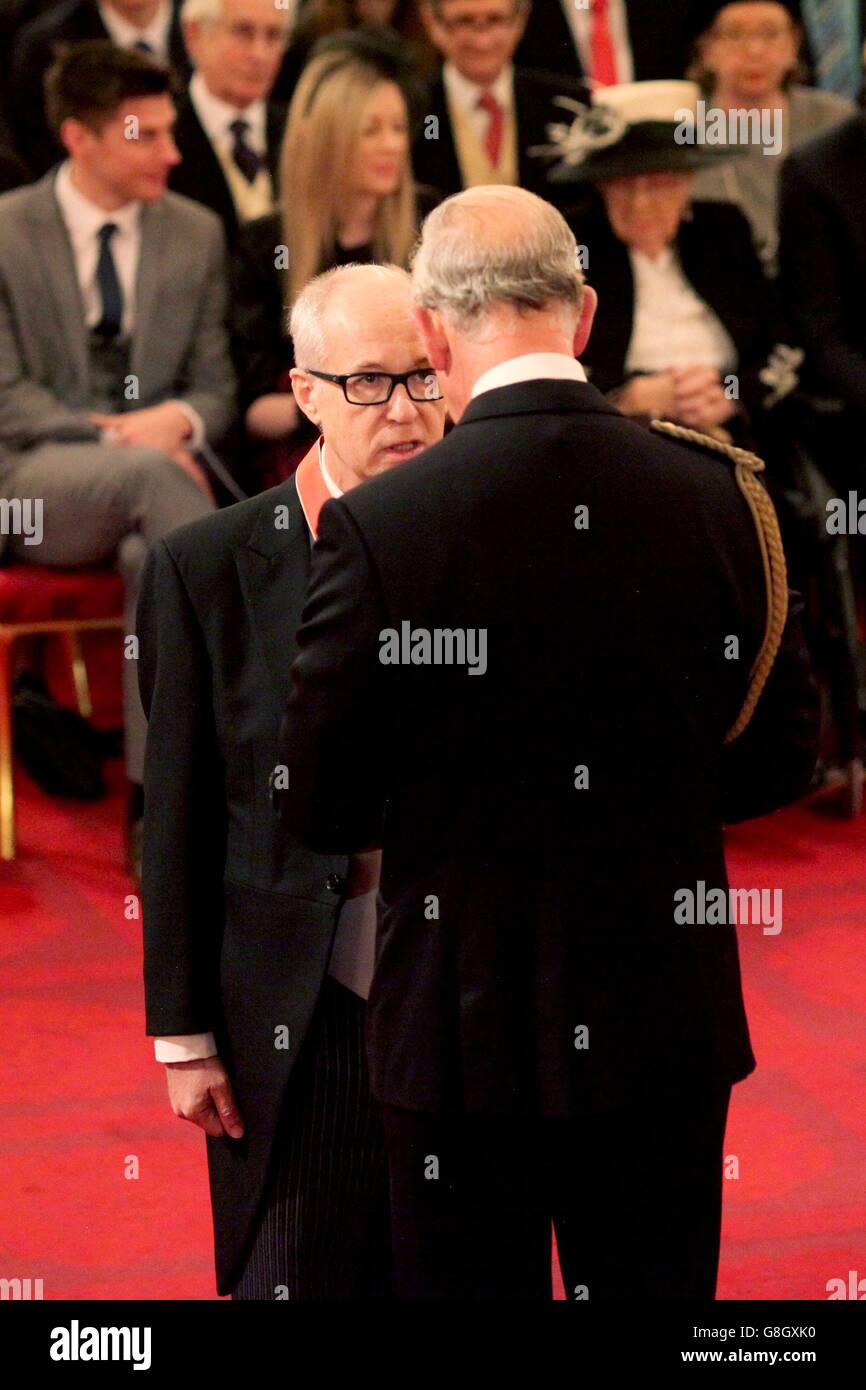 Max Hole è stato reso comandante dell'Ordine dell'Impero britannico (CBE) dal Principe di Galles durante una cerimonia di investitura a Buckingham Palace, Londra. Foto Stock