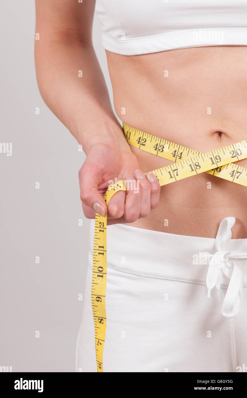 Donna cintura di misurazione con nastro di misurazione Foto Stock