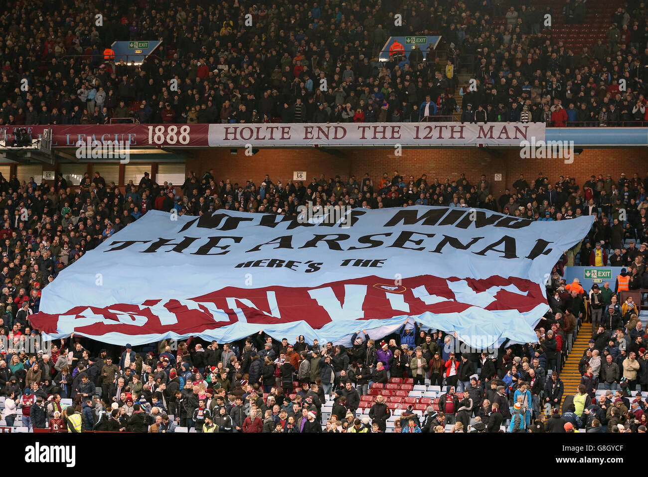 Aston Villa / Arsenal - Barclays Premier League - Villa Park. I fan di Aston Villa hanno un banner all'Holte End Foto Stock