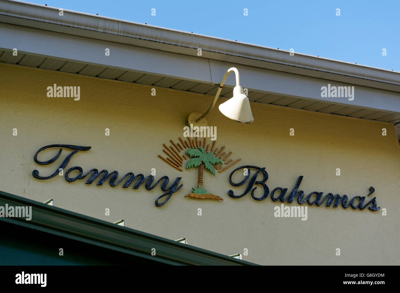 Tommy Bahama il segno, Park Royal Village Shopping Centre, West Vancouver, British Columbia, Canada Foto Stock