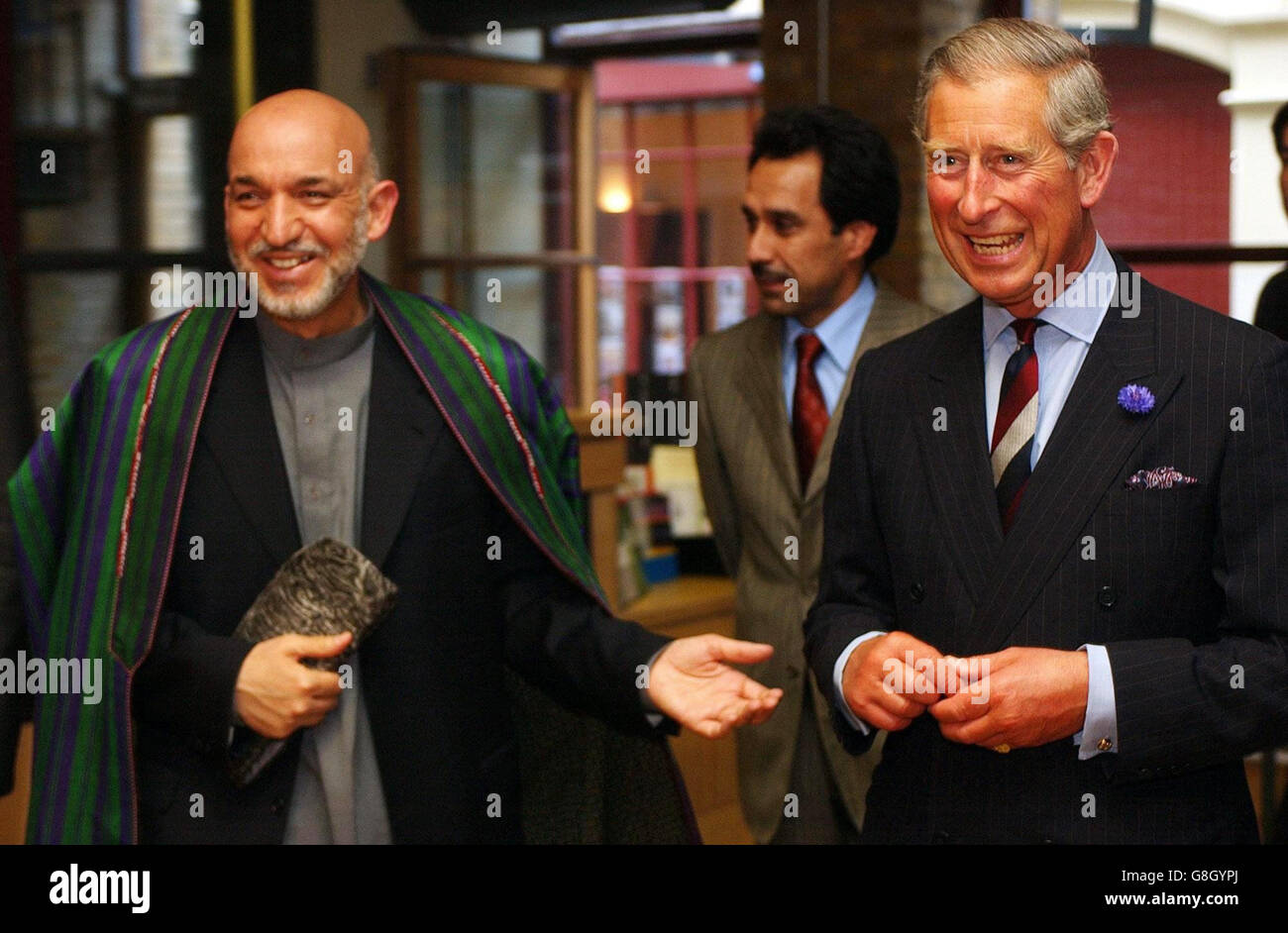 Il Principe di Galles (a destra) guida il presidente afghano Hamid Karzai (a sinistra) in un tour guidato della scuola, specializzata in artigianato visivo islamico. La visita è stata organizzata quando i due uomini si sono incontrati ieri a Clarence House e hanno parlato del loro comune interesse per le arti tradizionali Foto Stock